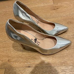 silver Joe pumps